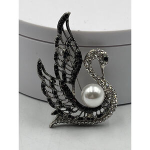 Swan Brooch - SILVER Tone with Rhinestones and one Large Pearl SO PRETTY ZOOM IN